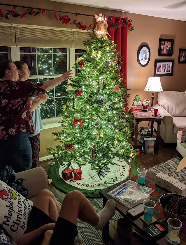 PXL 20221126 Decorating3