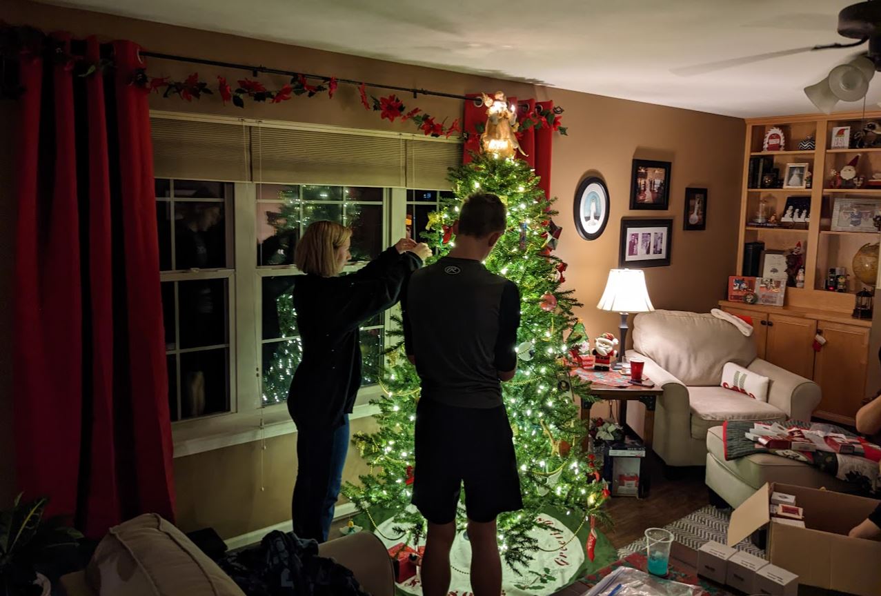 PXL 20221126 Decorating4