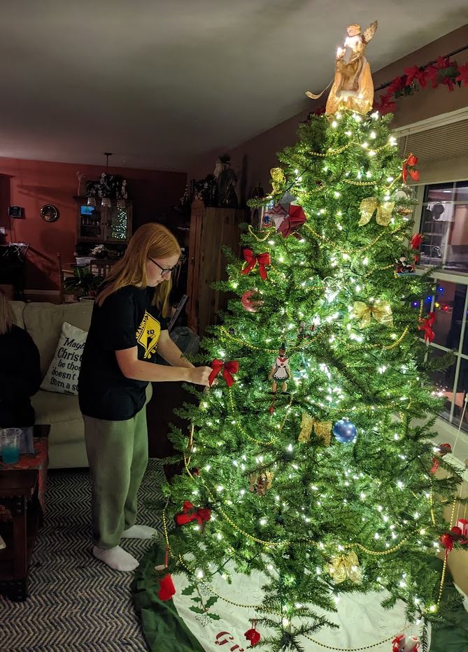 PXL 20221126 Decorating5