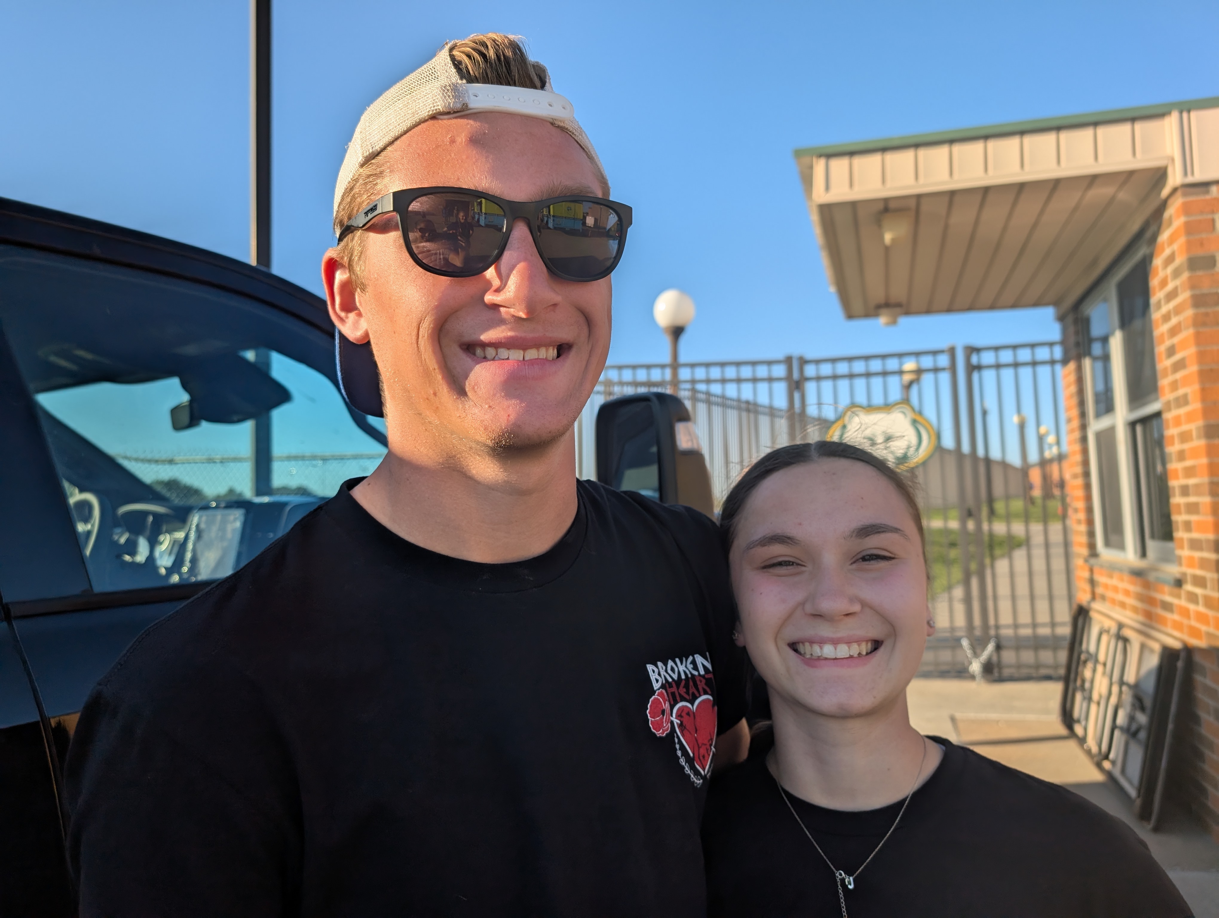 PXL 20251004 221255689